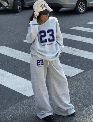 ست سوییشرت وشلوار زنانه. سوییشرت و شلوار زنانه